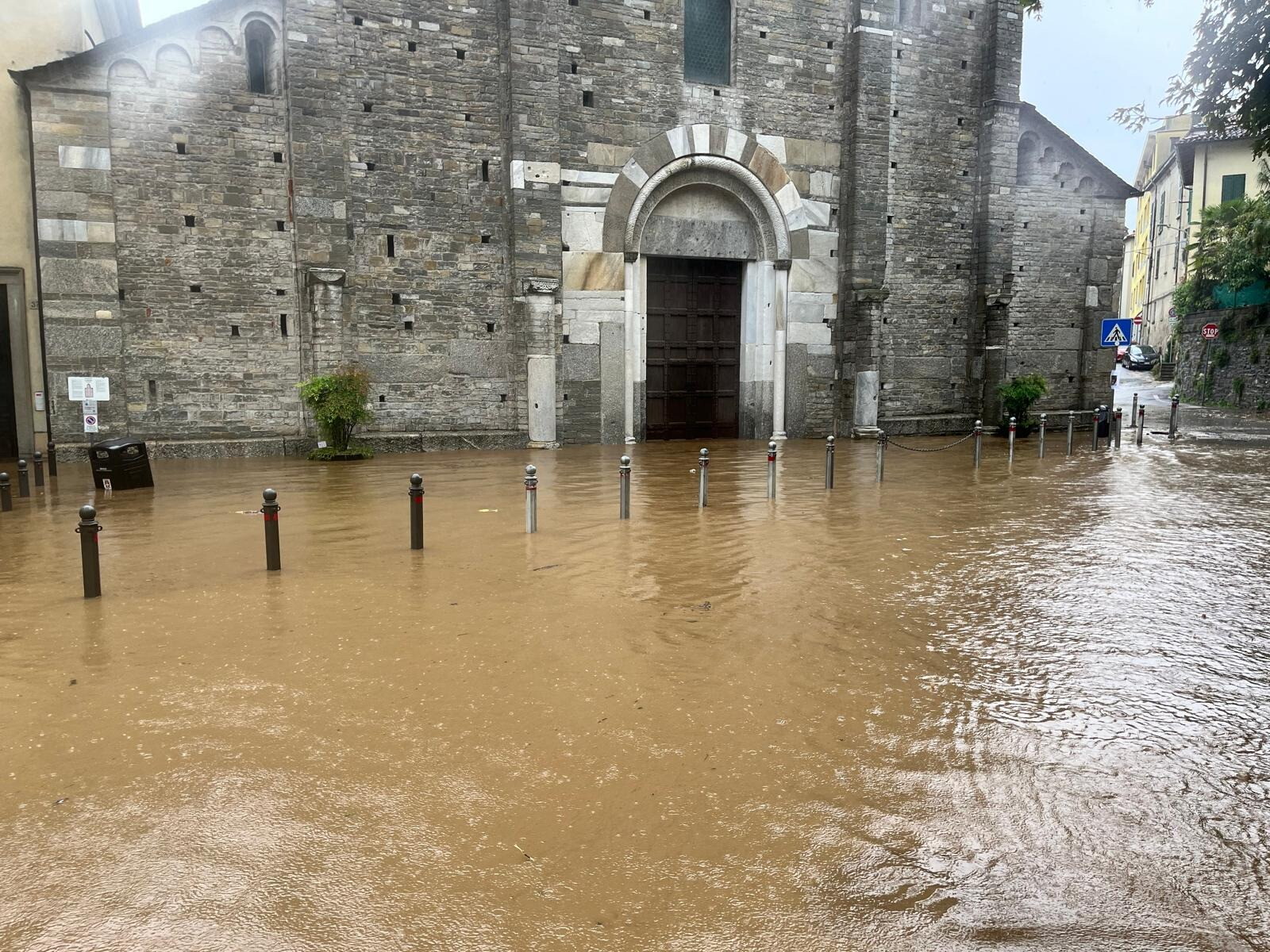Fango e detriti, appello per salvare la basilica di Sant'Abbondio di Como