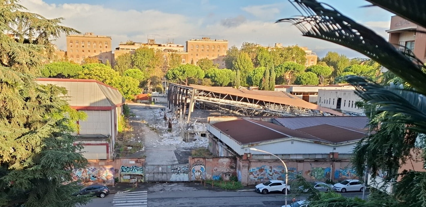 Ruspe a lavoro per demolire l'ex Fiera di Roma, al suo posto sorgerà la 'Città della gioia'