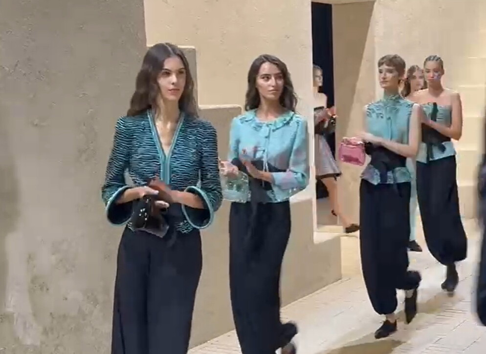 Prima sfilata senza Giorgio, le modelle in passerella applaudono il genio della moda
