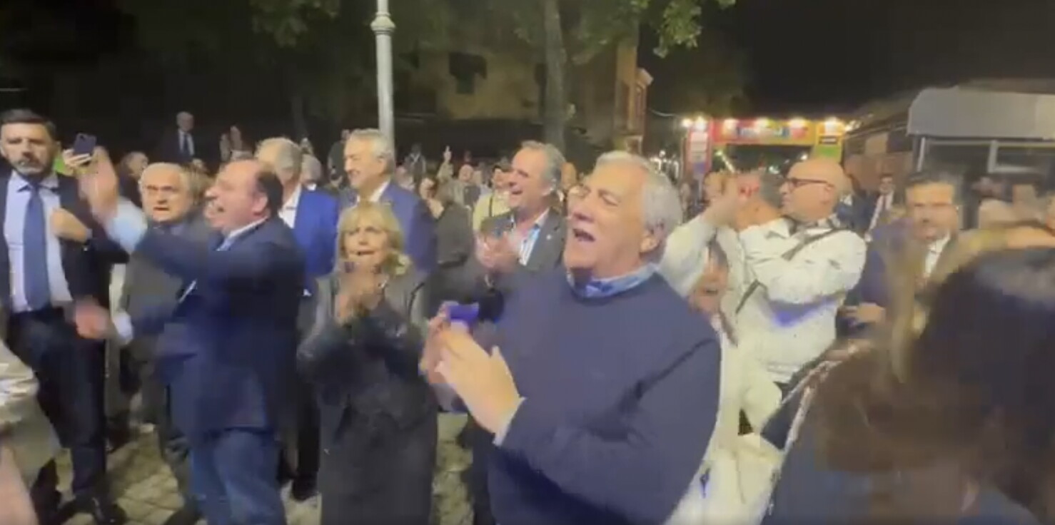 Tajani e Casellati scatenati al concerto di Mogol che omaggia Battisti