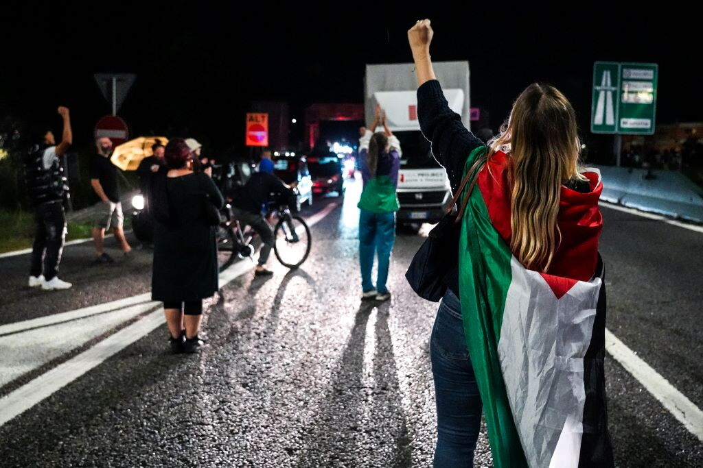 Manifestazione Pro Pal a Torino, scontri con la polizia a Caselle
