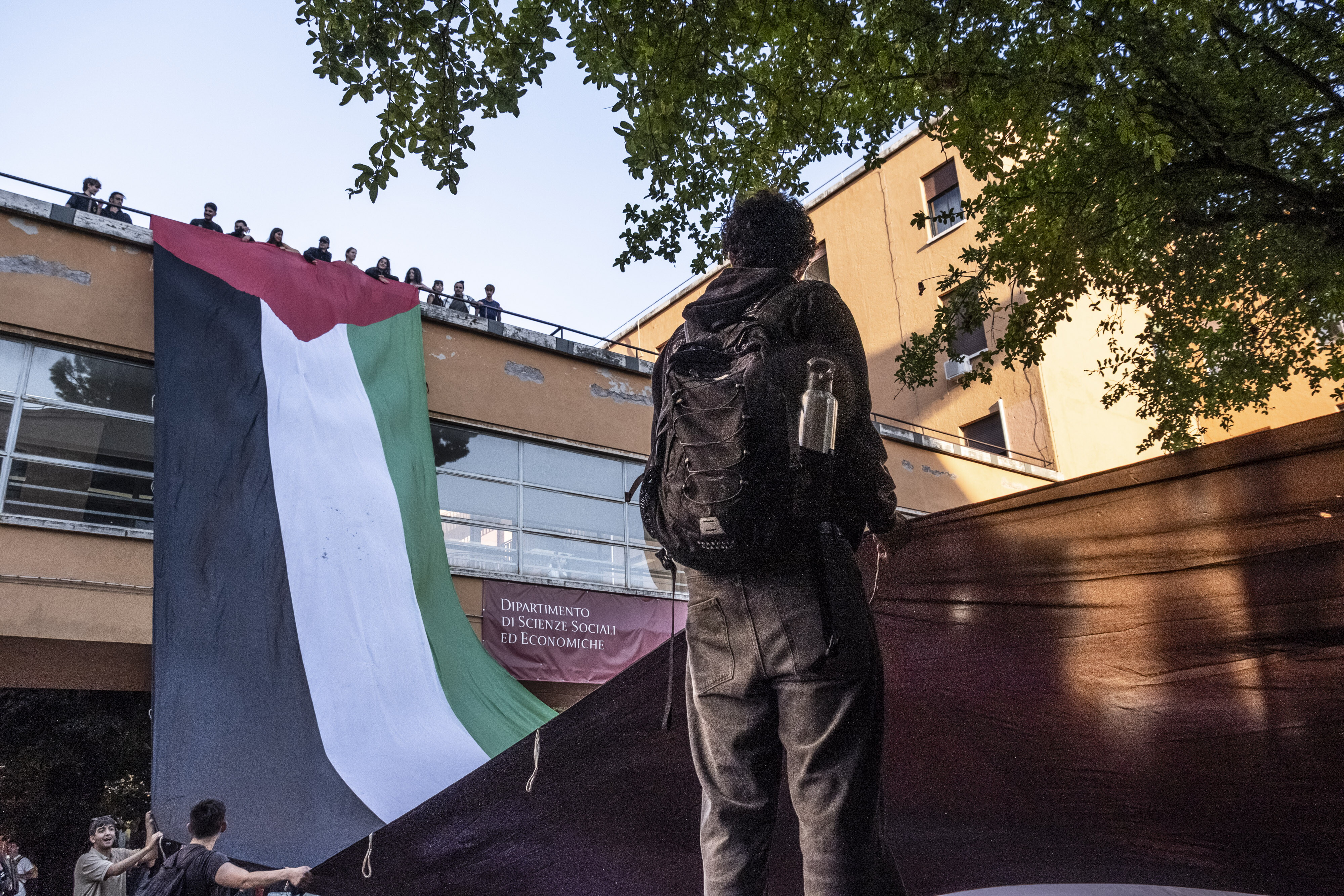 Corteo per Gaza alla Sapienza, occupata la facoltà di Scienze politiche