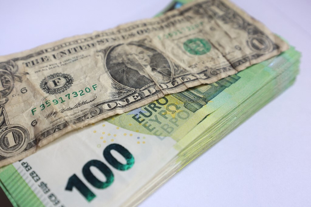 Giù il dollaro e nuovo record per l'oro: l'effetto dello shutdown sui mercati