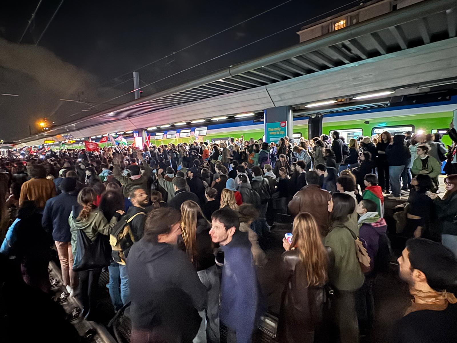 I manifestanti a Milano occupano la stazione di Cadorna