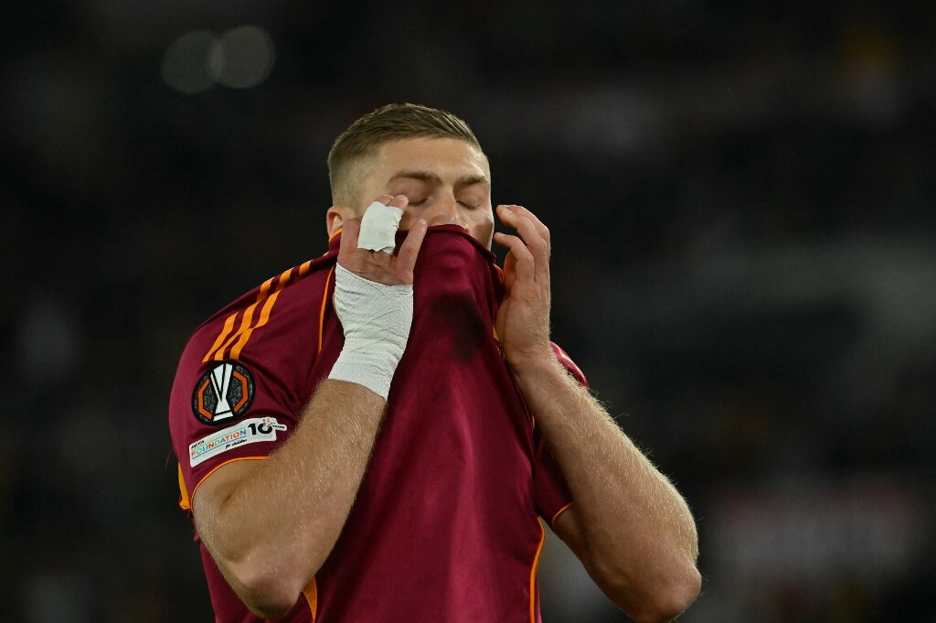 La Roma sbaglia tre rigori, fatti ripetere dall'arbitro, e perde in casa contro il Lille 1-0