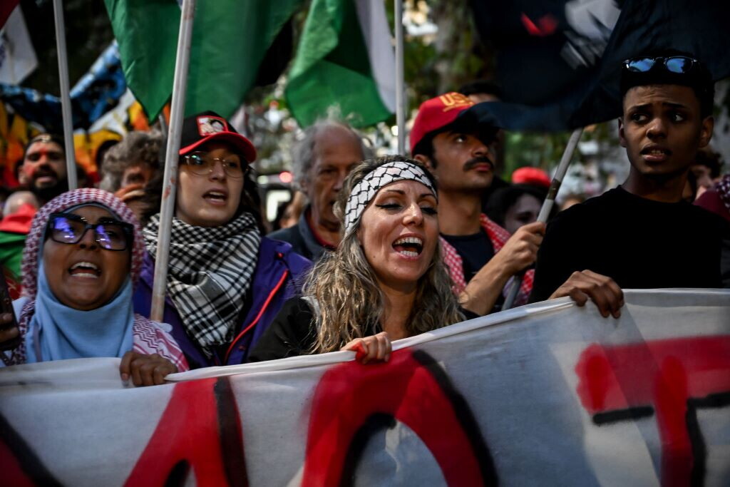Cortei Pro Palestina nelle piazze. Binari bloccati a Firenze e Bologna. A Torino vandalizz...