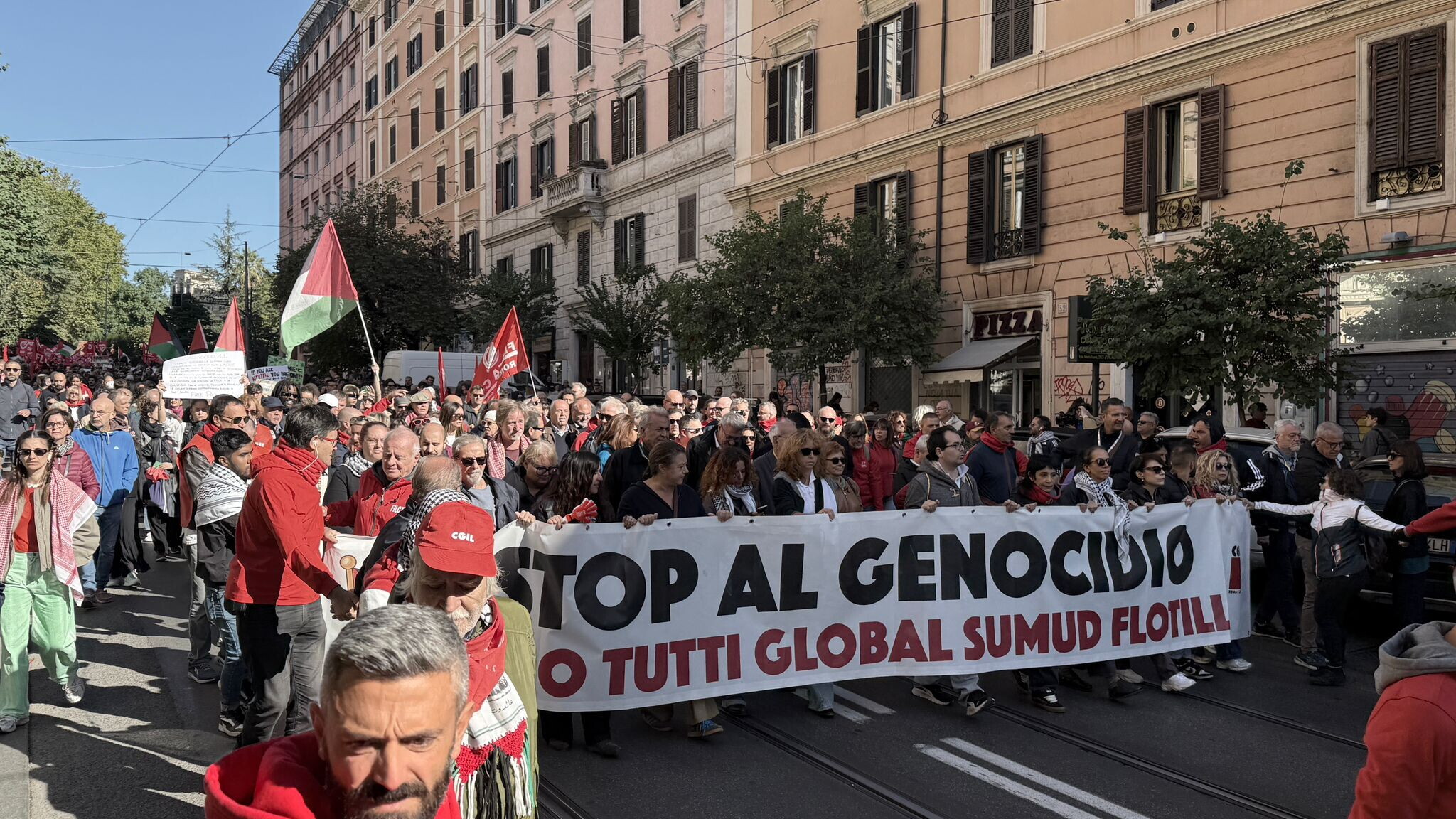 Sciopero generale per Gaza, migliaia in corteo a Roma. In piazza anche gli studenti