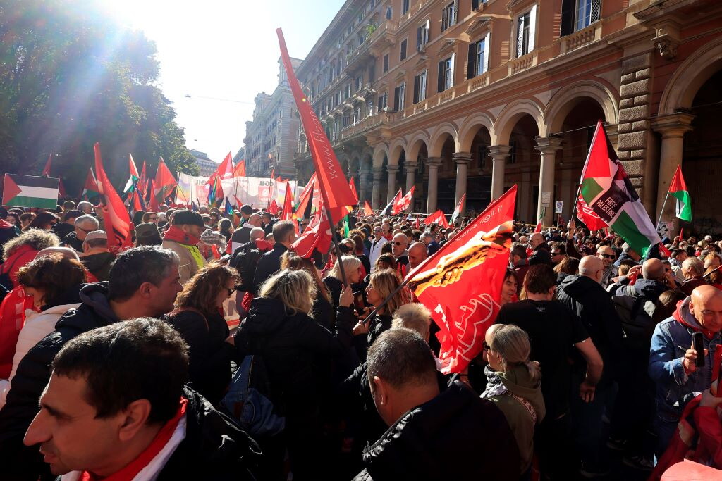 Corteo per Gaza a Roma, insulti contro Matteo Salvini e lancio di uova