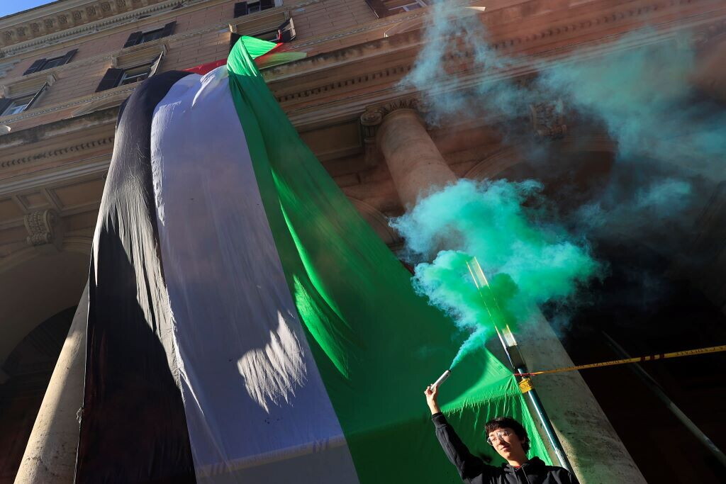 Corteo pro-Pal a Bologna, scontri tra manifestanti e forze dell'ordine, 1 fermato