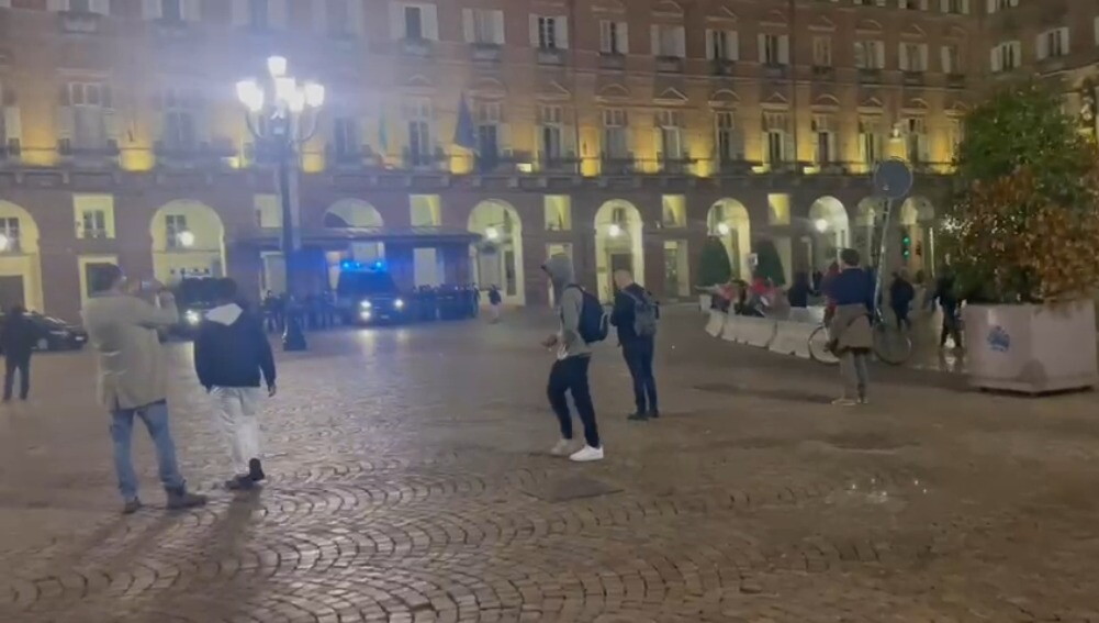 Trave di legno contro una camionetta della polizia