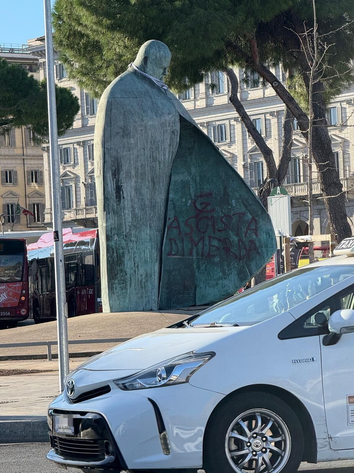 "Fascista!", imbrattata la statua di papa Wojtyla alla Stazione Termini a Roma