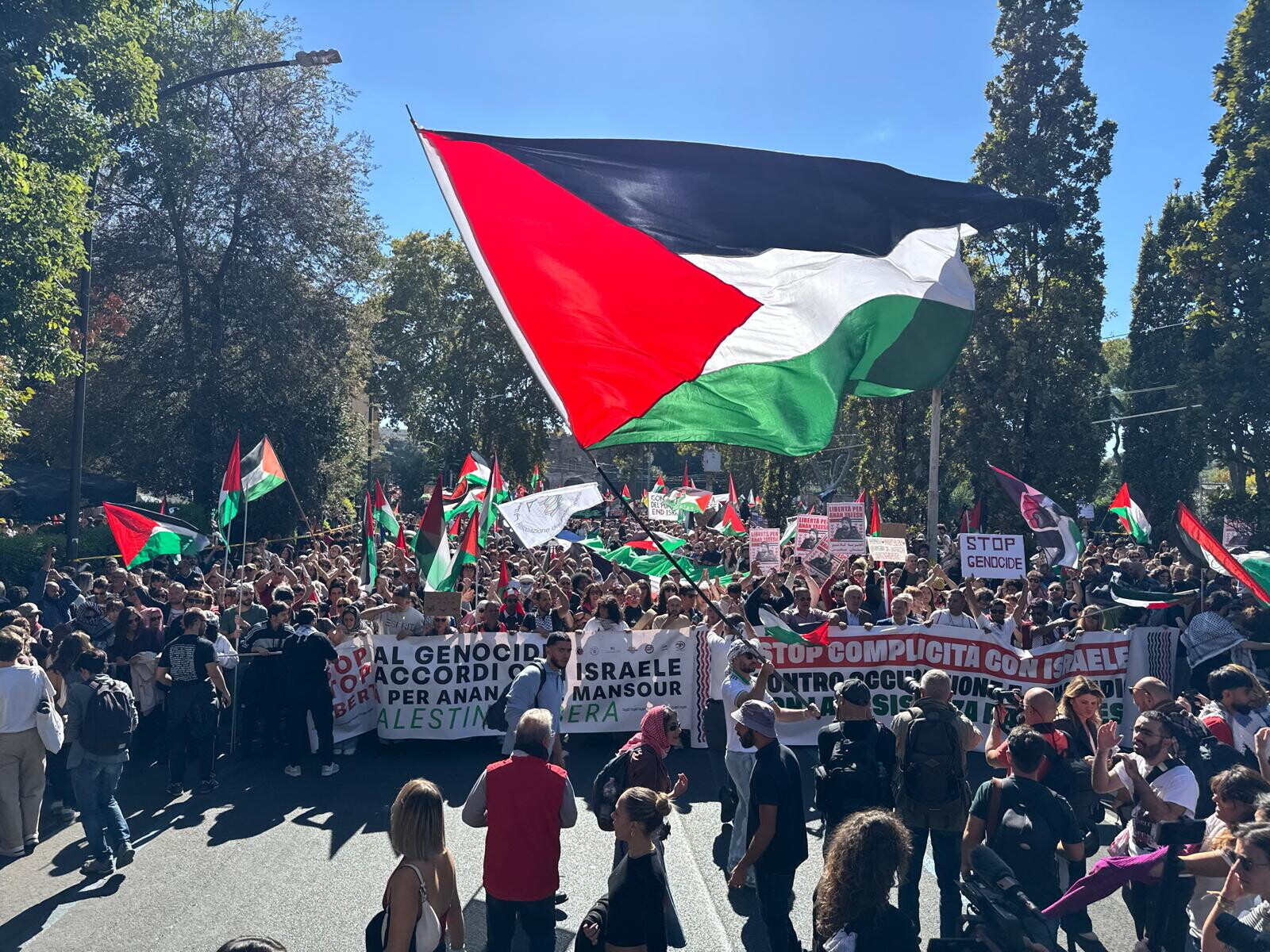 Un fiume di manifestanti per Gaza attraversa il centro di Roma