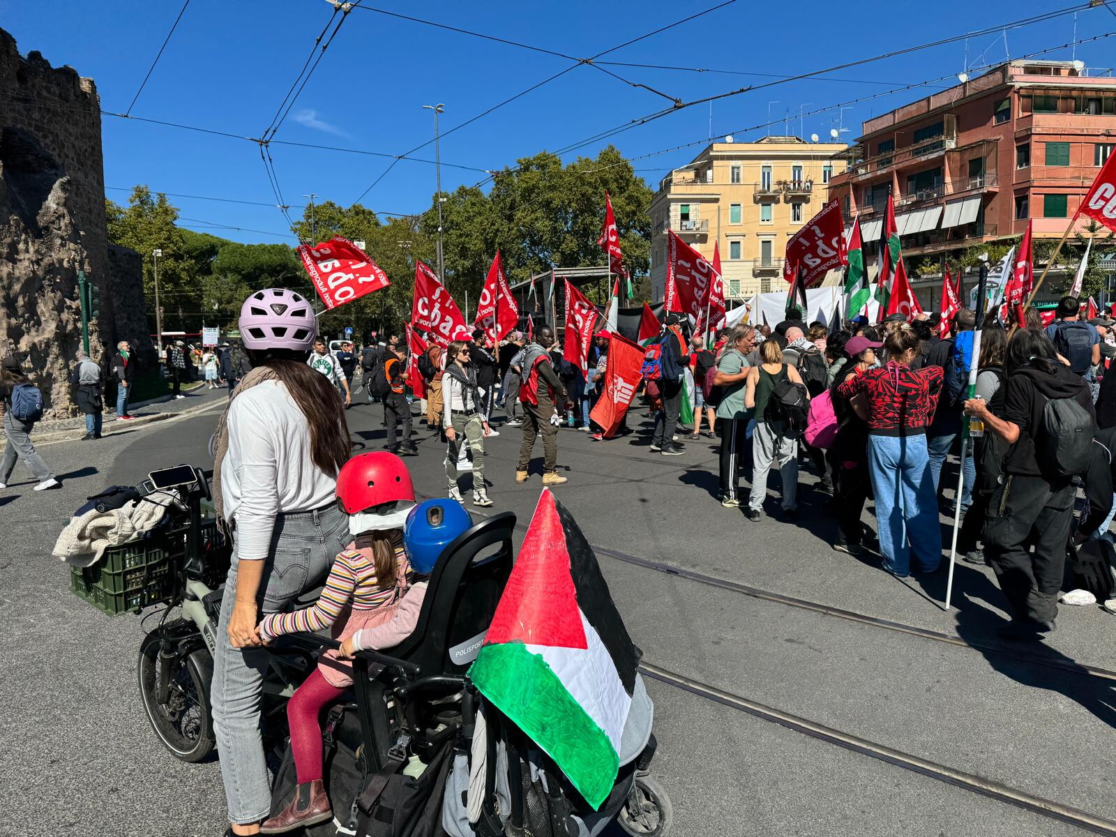 Un serpente lungo tre chilometri, a Roma sfila il corteo proPal
