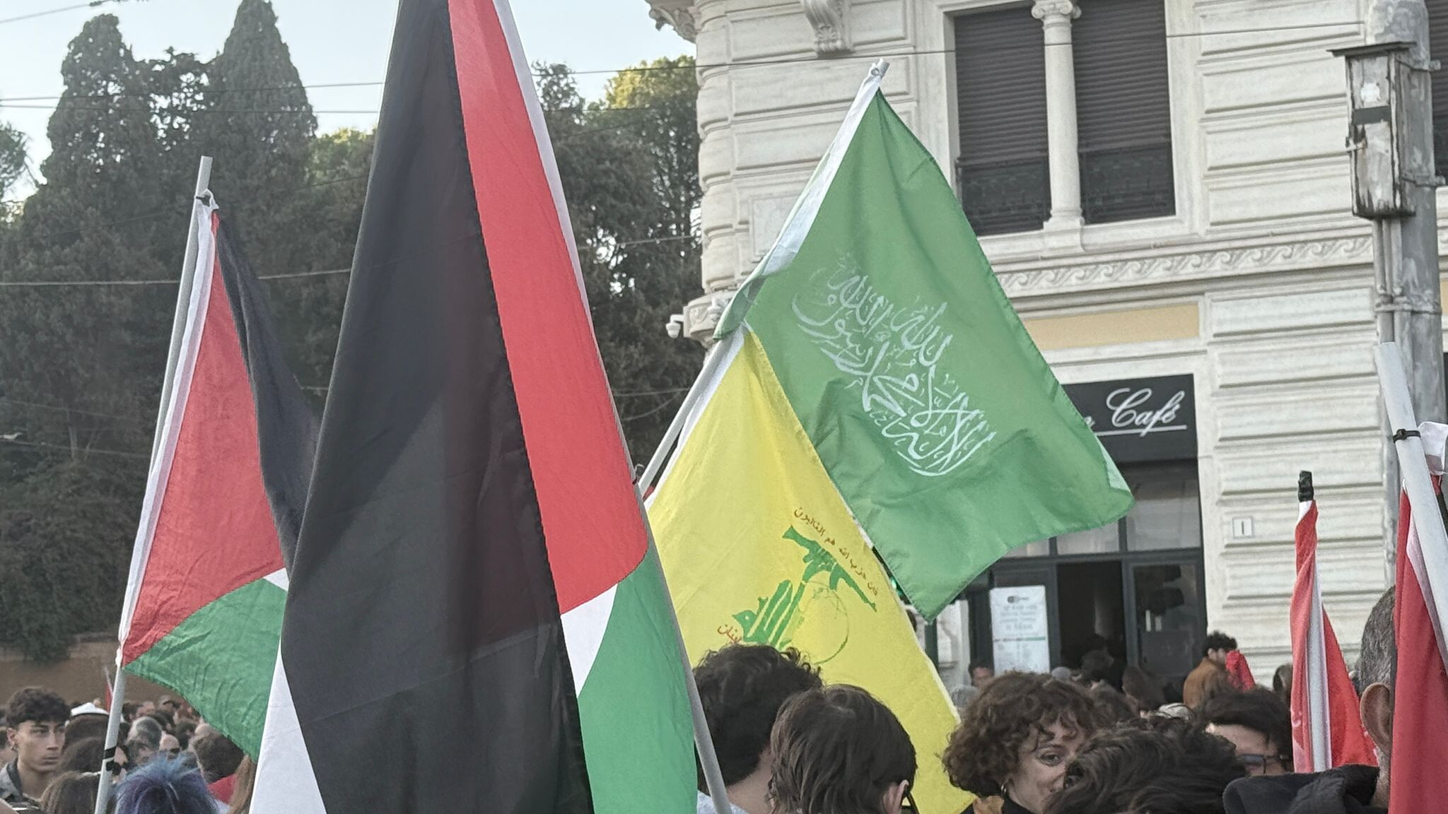 Tra bandiere di Hamas e di Hezbollah cori contro il governo e i giornalisti