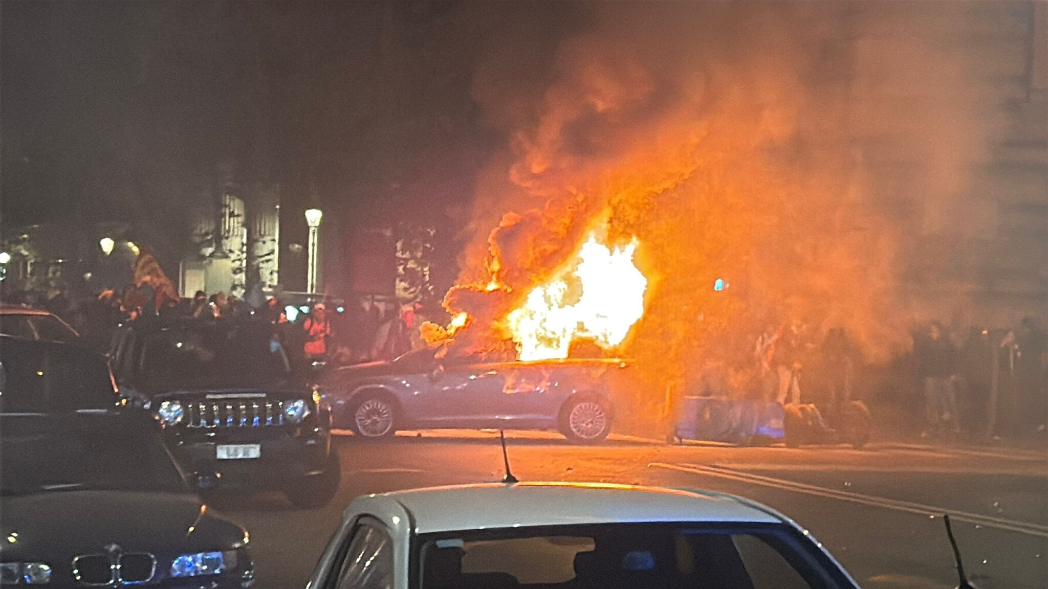 Scontri a Roma tra manifestanti e polizia che usa i lacrimogeni. Auto in fiamme