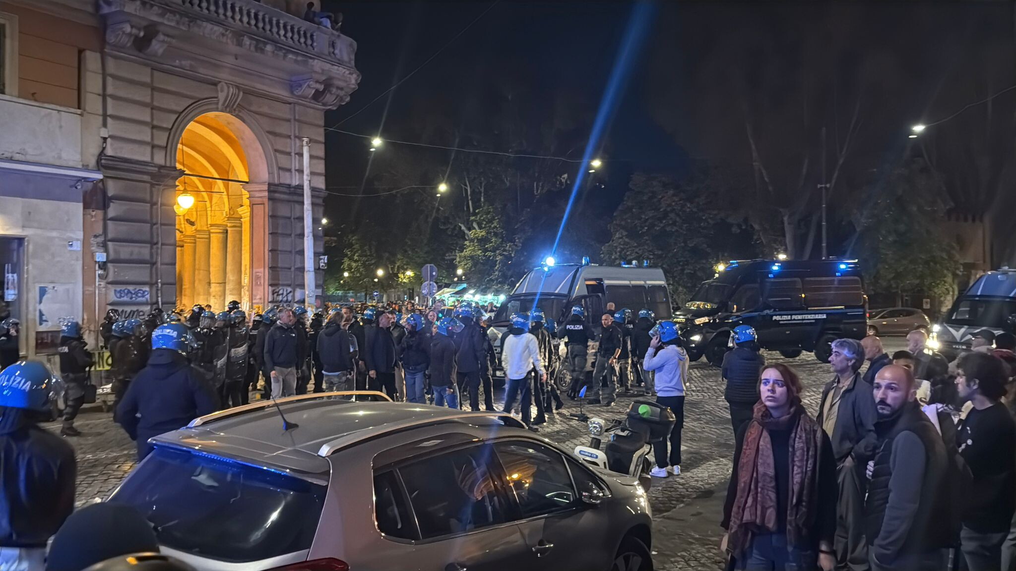 La sequenza della guerriglia in pieno centro a Roma