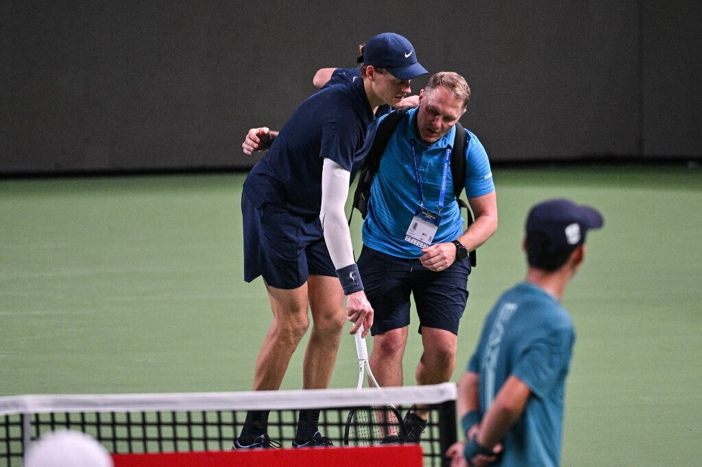 Le immagini di Sinner barcollante scuotono il mondo, Atp pensa a una 'regola del caldo'