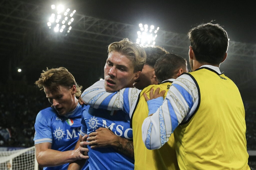 Il Napoli soffre e vince il rimonta sul Genoa 2-1