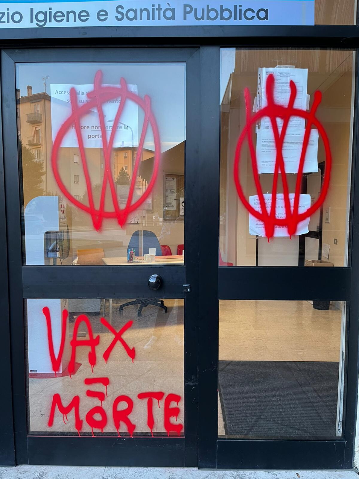 No vax imbrattano un ambulatorio a Vicenza: "Medici assassini"