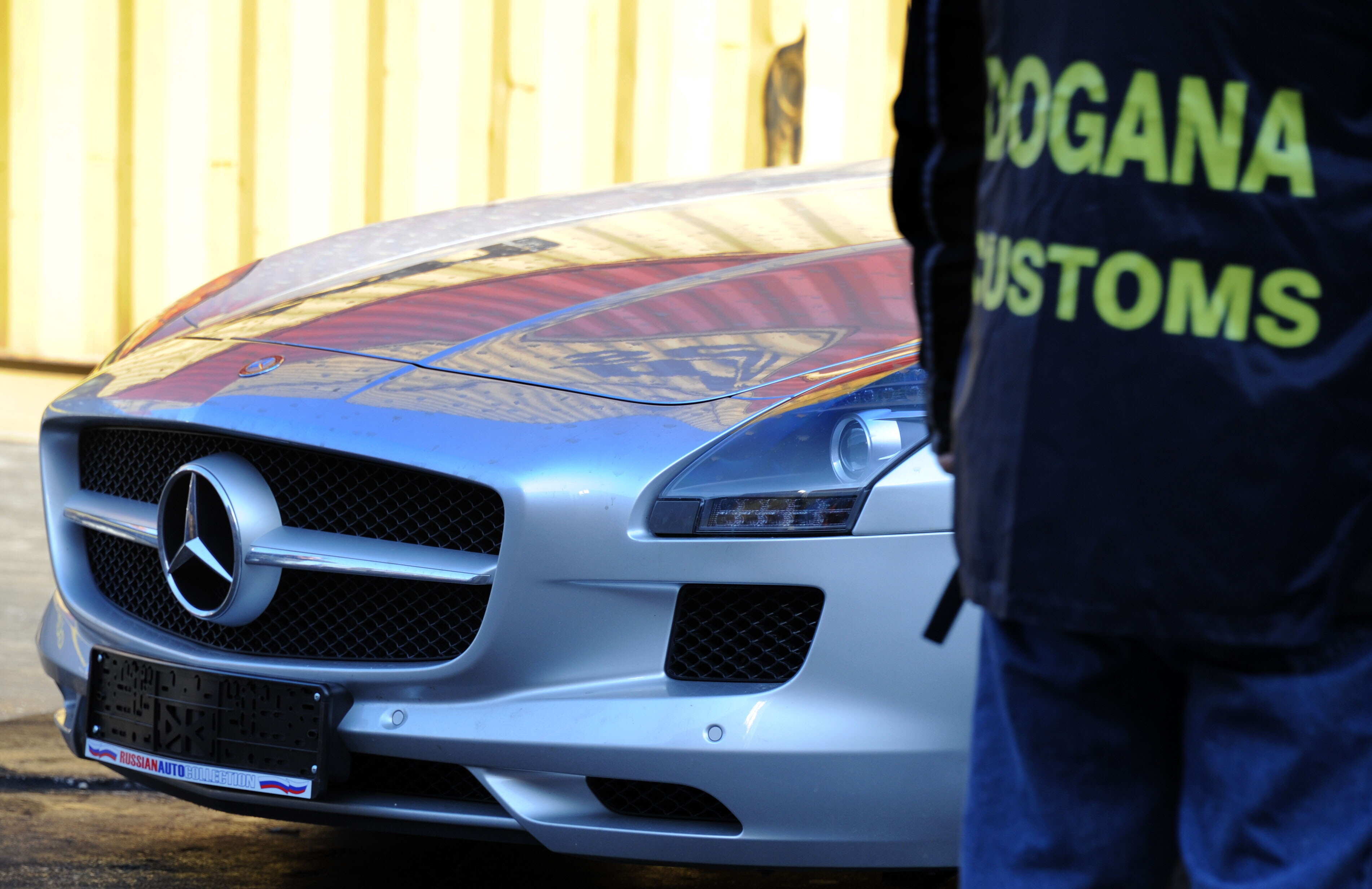 Ripulivano le auto di lusso e le vendevano sul mercato arabo: 14 arresti in Italia, Spagna e Belgio