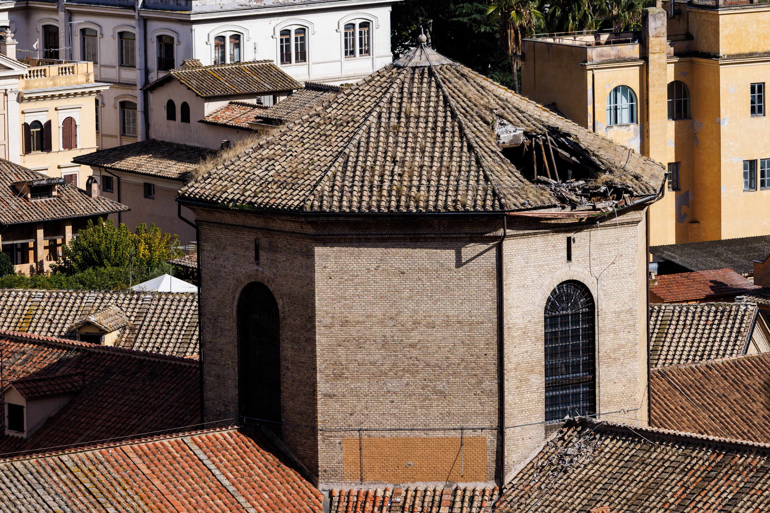 Paura a Regina Coeli: tarme nelle travi, crolla parte del tetto del carcere