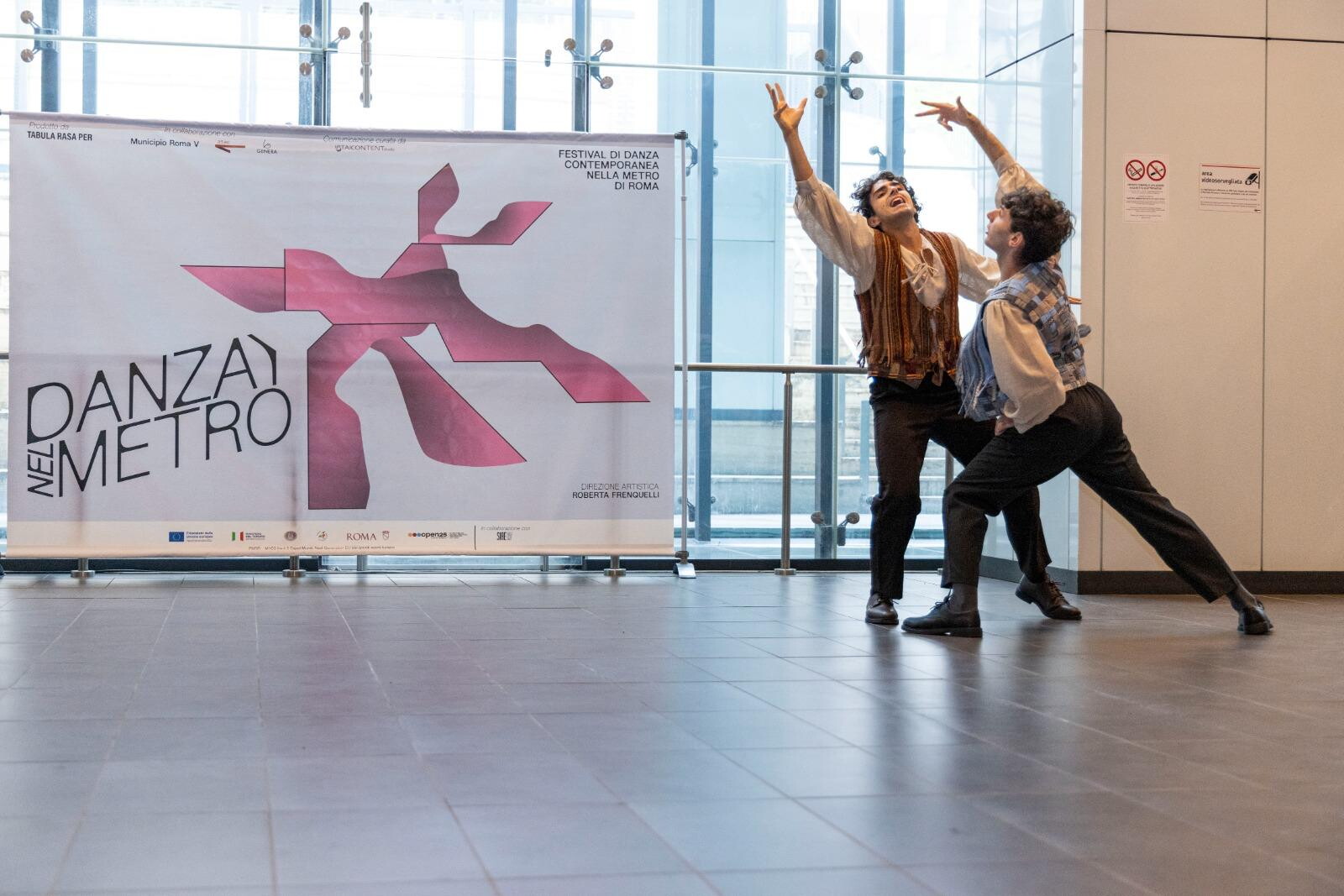 Stazioni come palcoscenici, sulla Metro C di Roma si danza e si balla