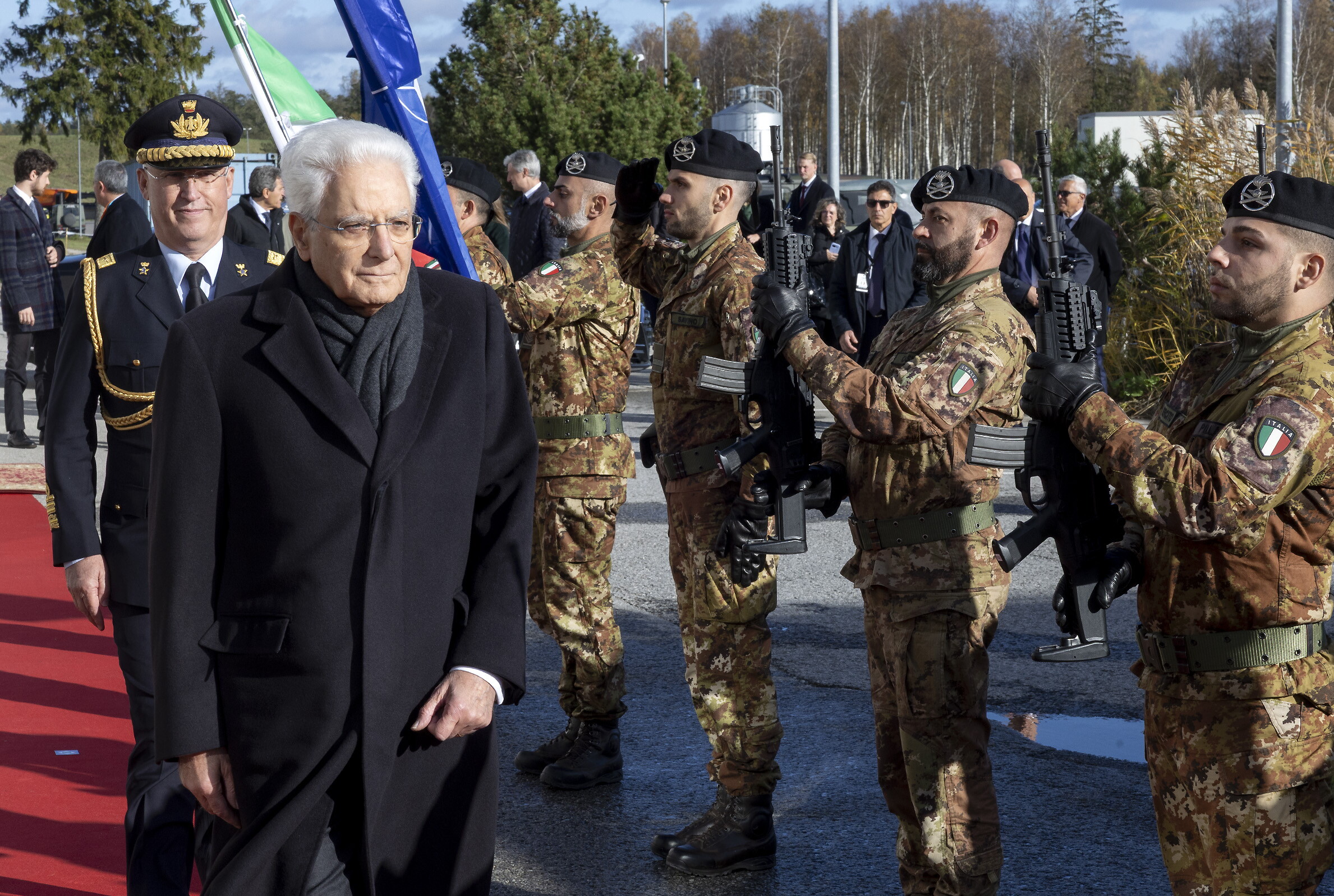 Mattarella visita i militari italiani in Estonia: "La vostra missione di grandissimo rilie...