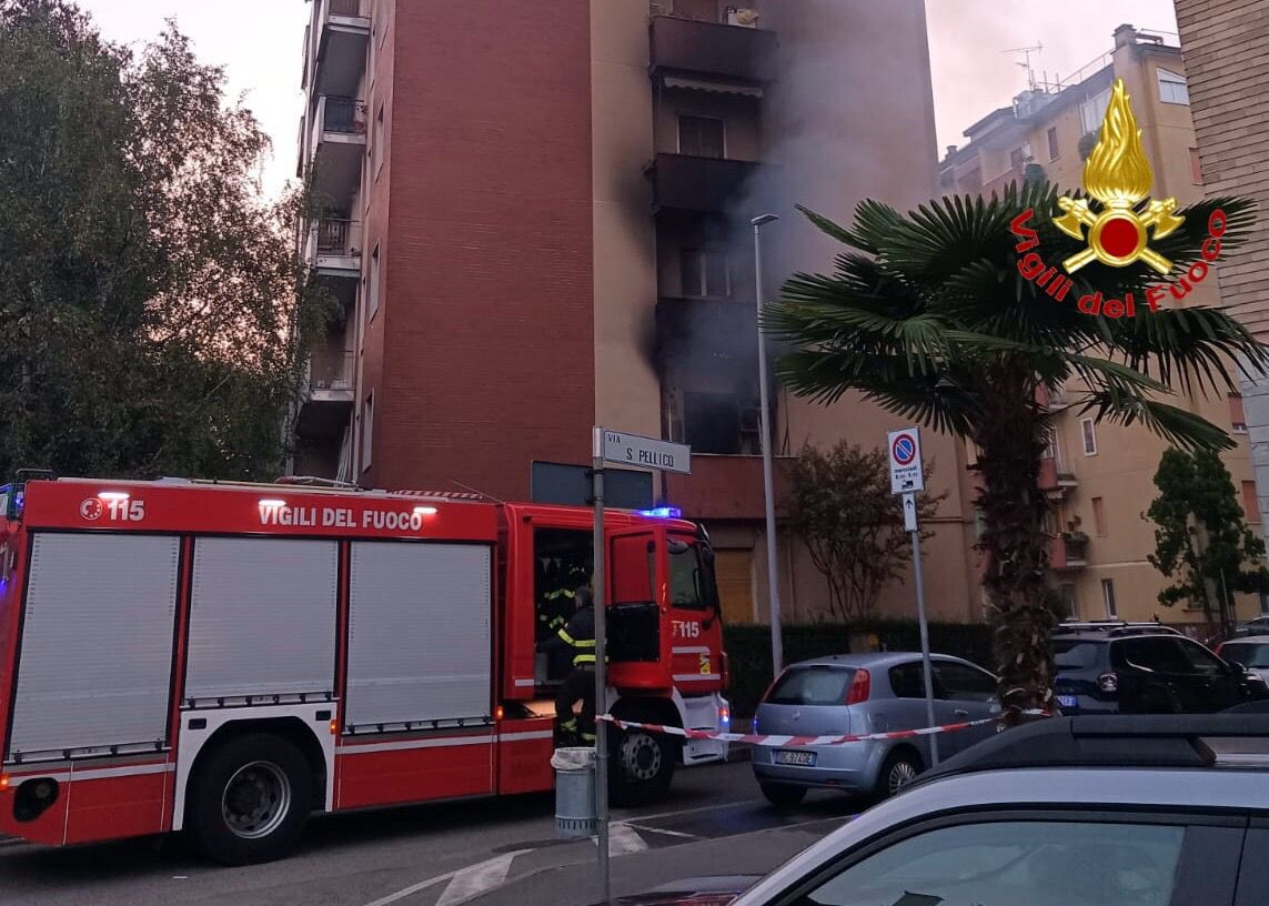 In fiamme un condominio nel Milanese, morti due anziani e il figlio