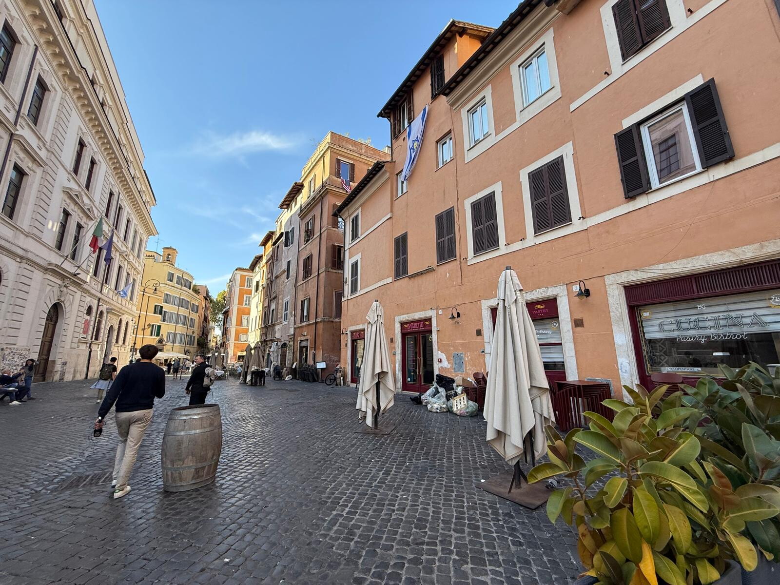 Nel giorno della liberazione degli ostaggi al Ghetto di Roma si fa (tre volte) festa