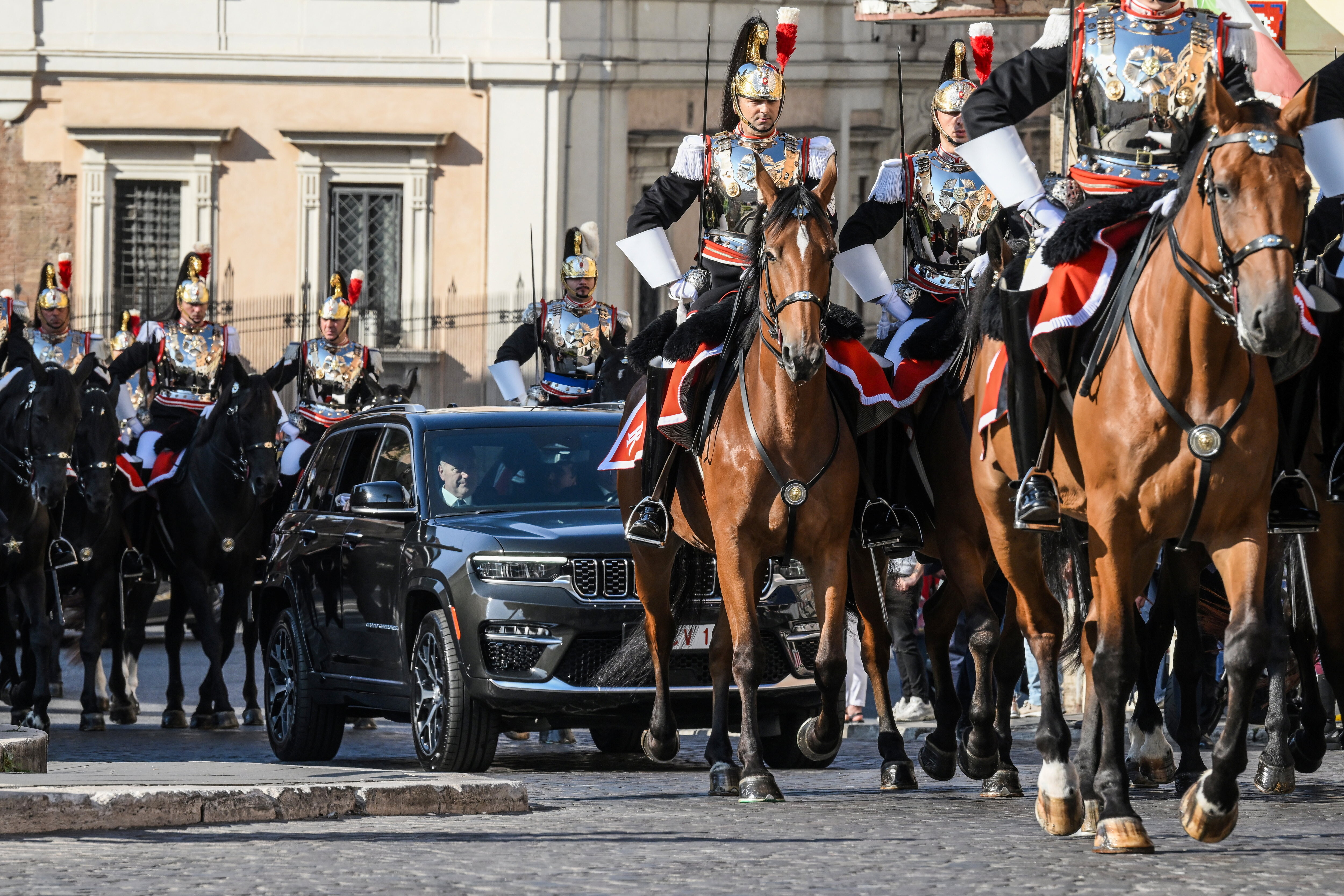 Papa Leone XIV da Mattarella scortato da Corazzieri a cavallo