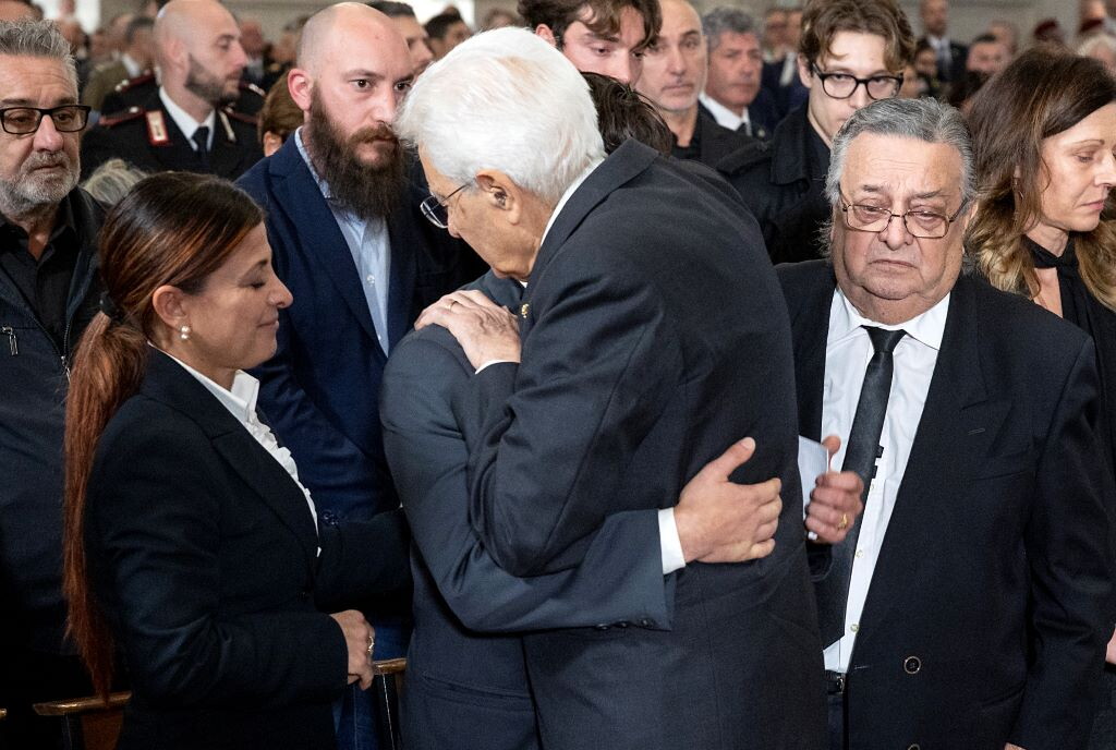 Mattarella e Meloni a i funerali dei tre carabinieri morti nell'esplosione. Monsignor Saba...