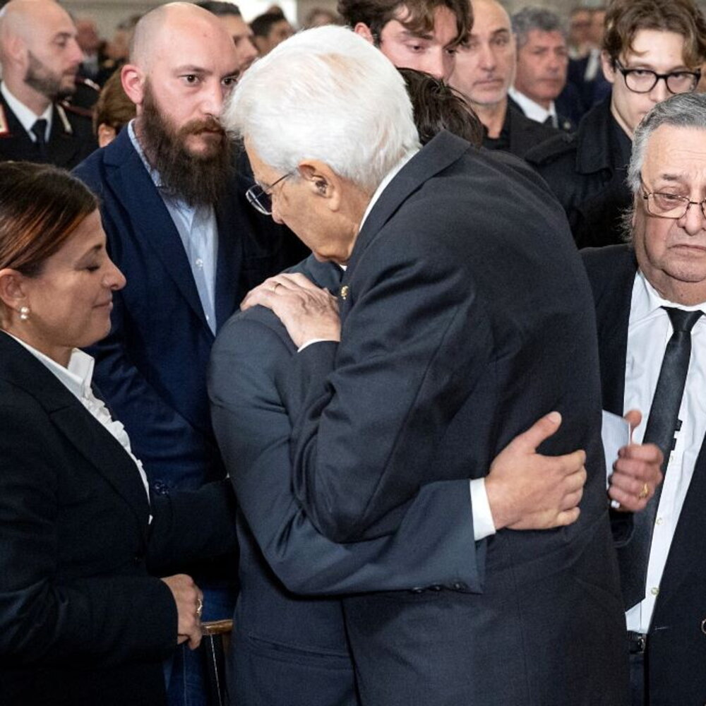 Mattarella e Meloni a i funerali dei tre carabinieri morti nell'esplosione. Monsignor Saba...