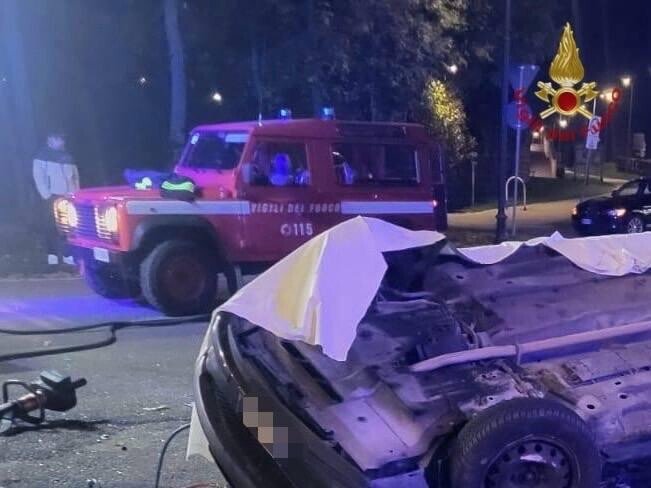Auto si schianta contro una fontana ad Asiago, morti tre ventenni