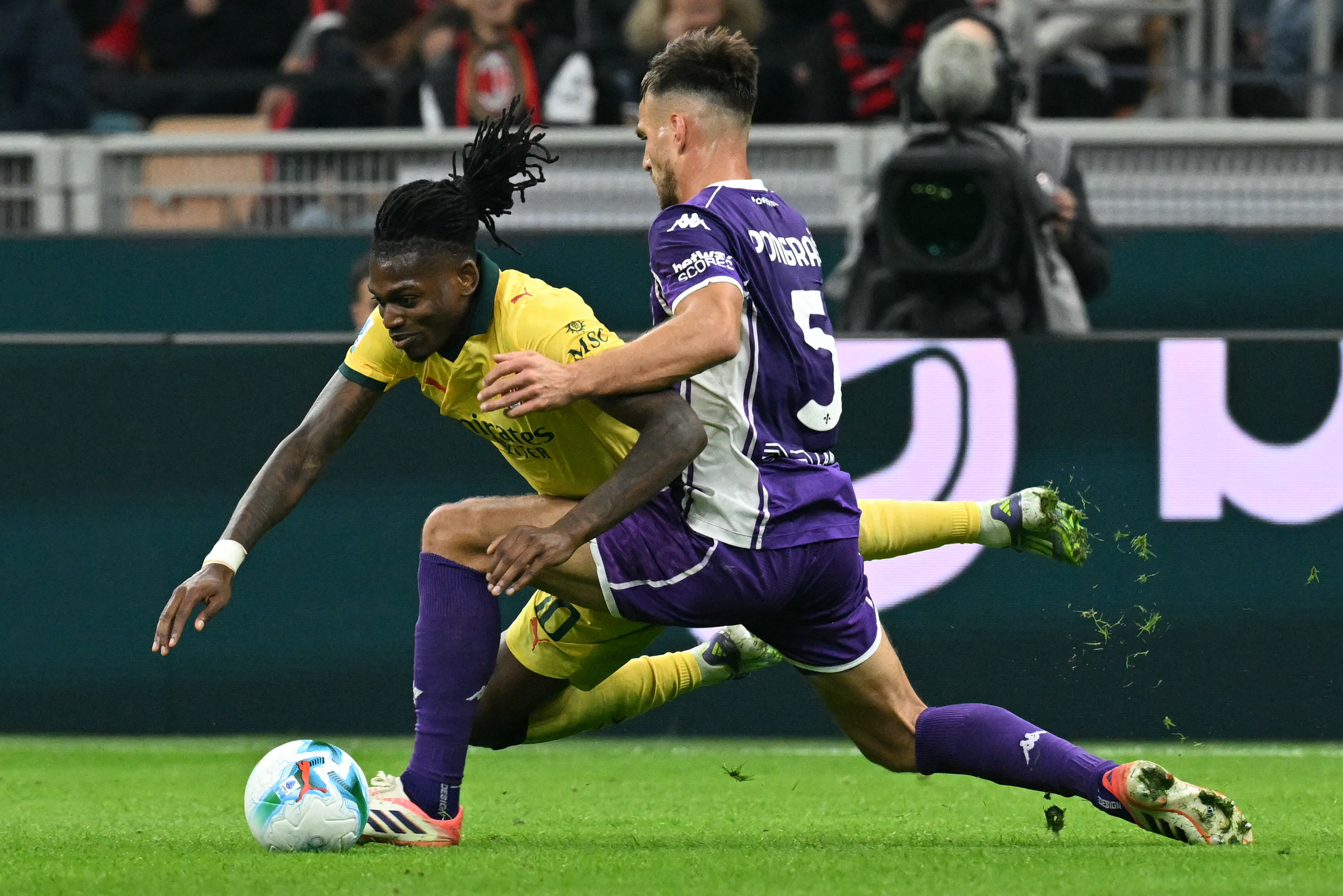 Il Milan batte la Fiorentina 2-1 e va intesta alla classifica