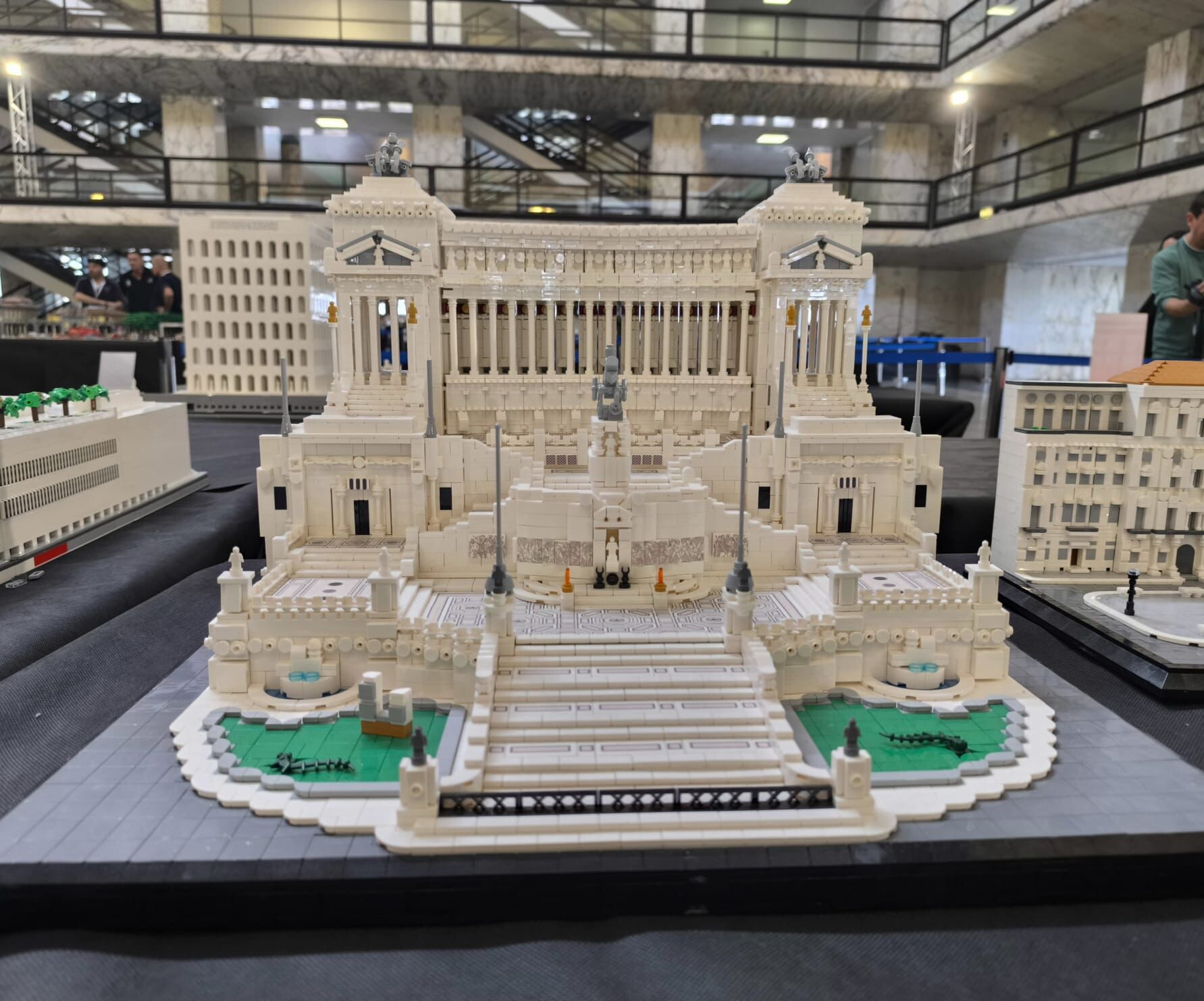 Da piazza S.Pietro alla Fontana di Trevi, arriva a Roma la più grande mostra di sempre di Lego