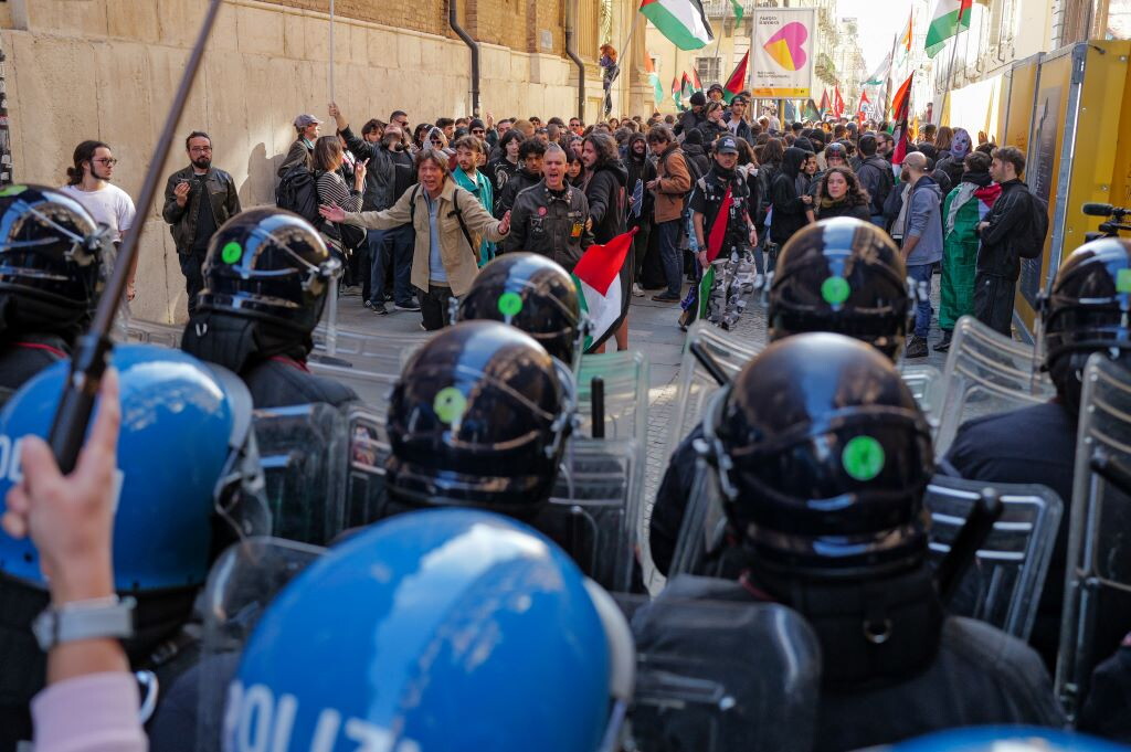 Disordini alla manifestazione Pro Pal a Torino: feriti due agenti