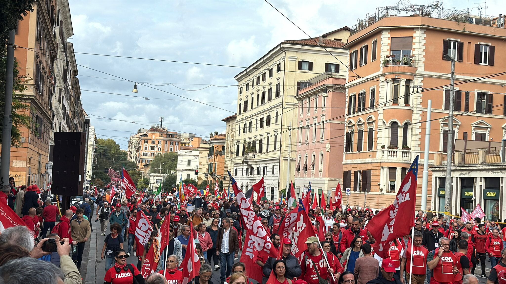 A Roma il corteo della Cgil, Landini: "Cambi la legge di bilancio o non escludiamo sciopero"