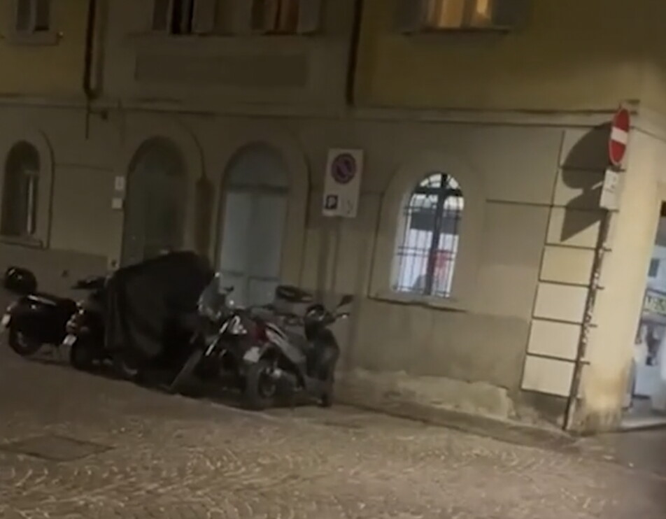 Cori fascisti nella sede di FdI a Parma. Il Pd insorge: "Meloni condanni"