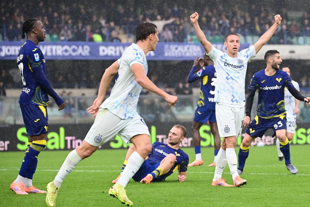 L'Inter vince a Verona grazie a un'autorete, aggancia la Roma e insidia il Napoli