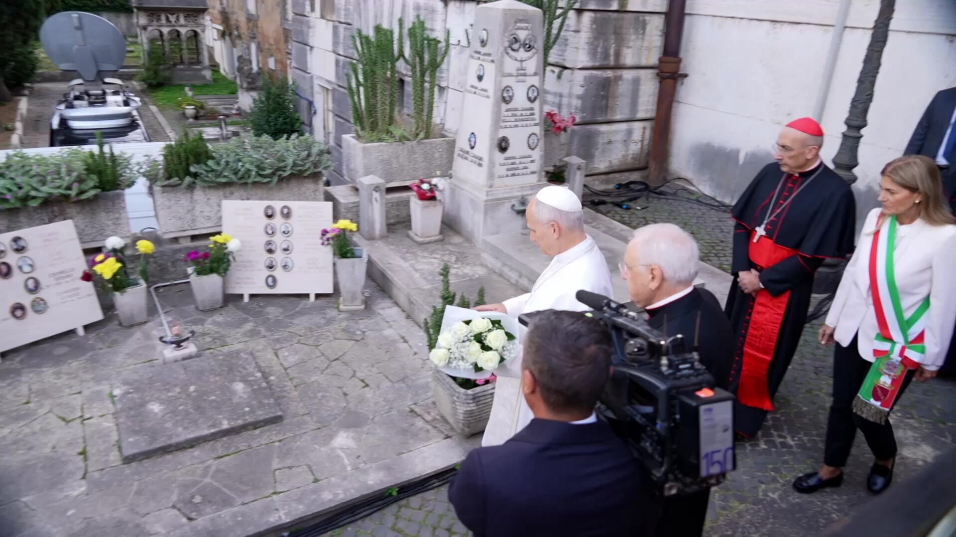 Il Pontefice al Cimitero del Verano di Roma depone un mazzo di rose bianche su una tomba
