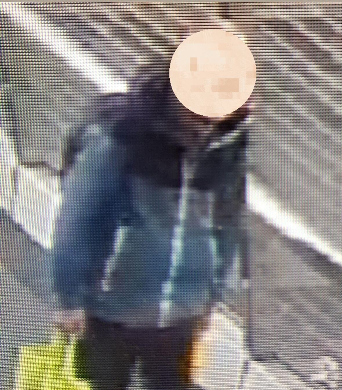 Milano, donna accoltellata alle spalle senza motivo. Fermato l'aggressore, il video dell'agguato