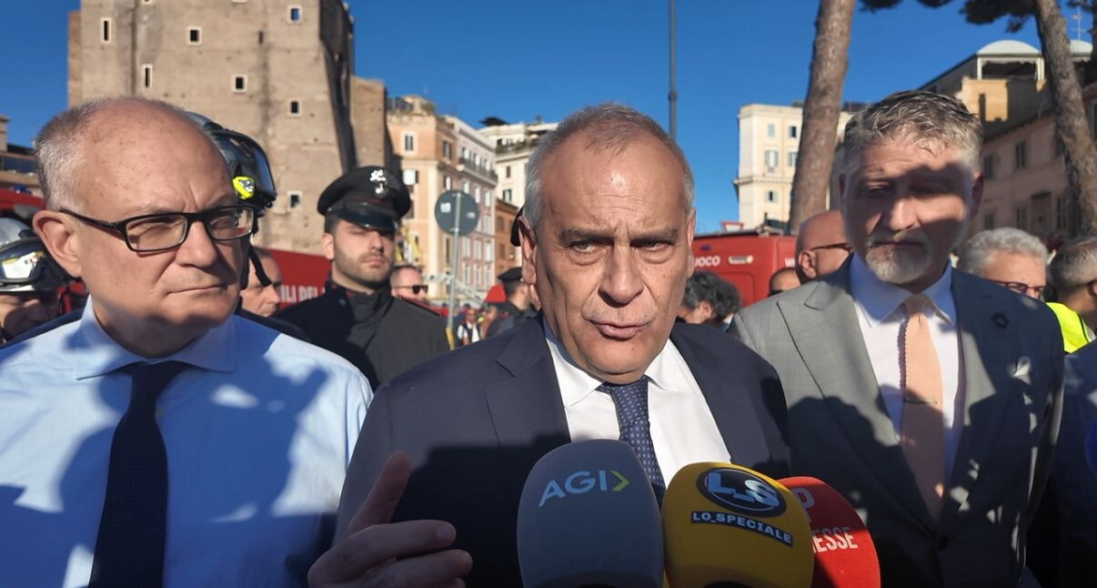 Torre dei Conti, il prefetto: "La persona intrappolata ha dato segnali di vita"
