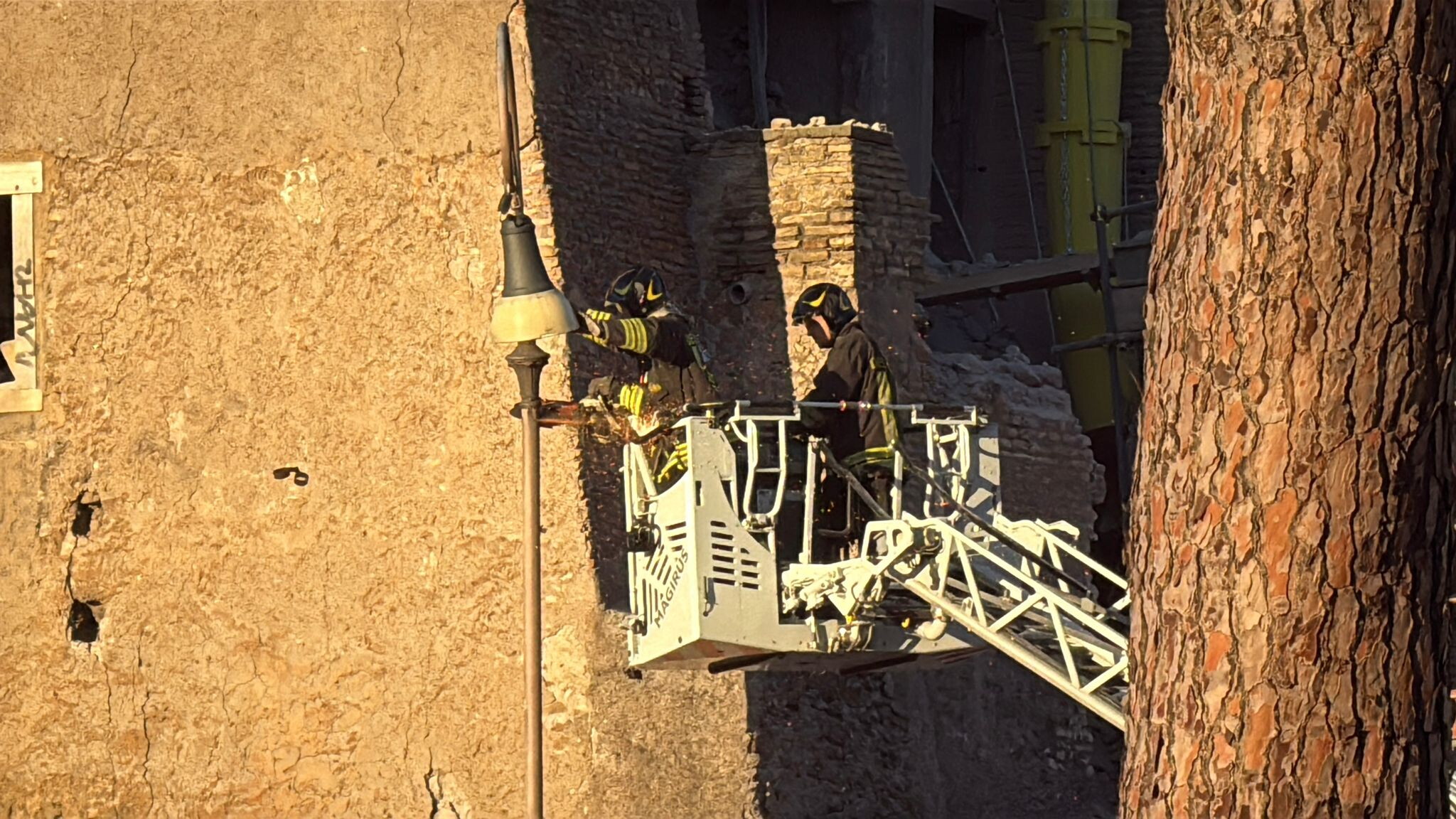 Torre dei Conti, al via l'aspirazione dei detriti