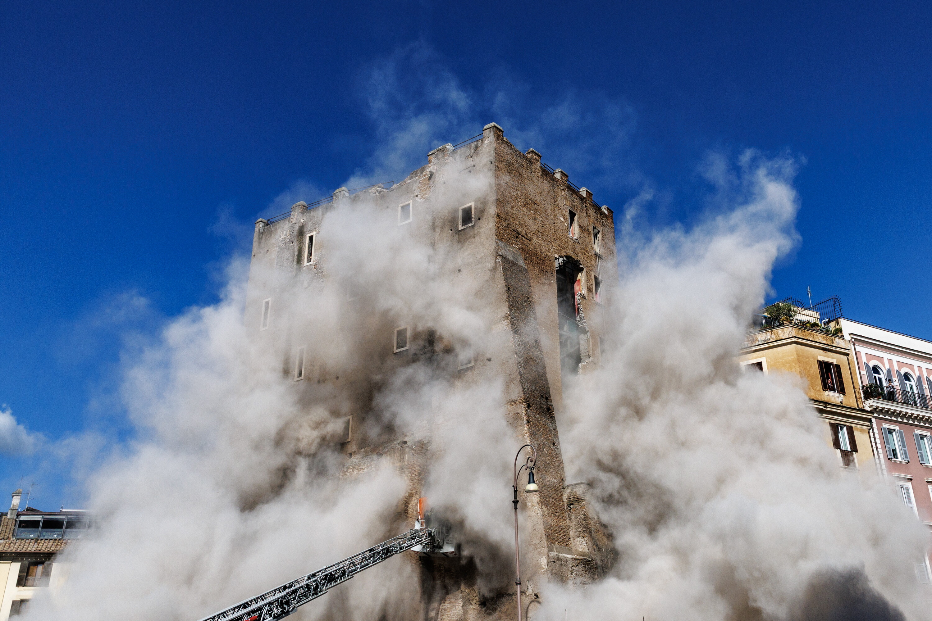 Estratto vivo dalle macerie l'ultimo operaio della Torre dei Conti. E' in gravissime condizioni