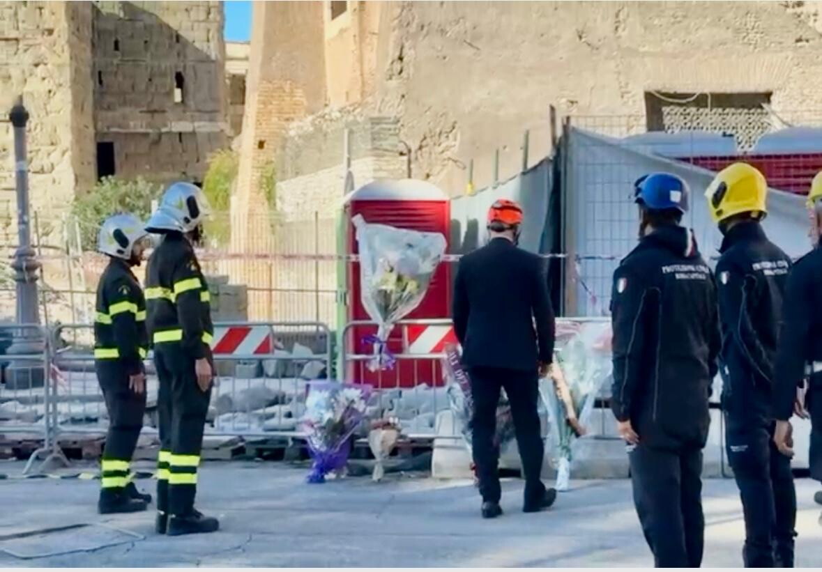 Gualtieri depone fiori davanti alla Torre dei Conti: "Giornata di lutto cittadino 5 novembre"