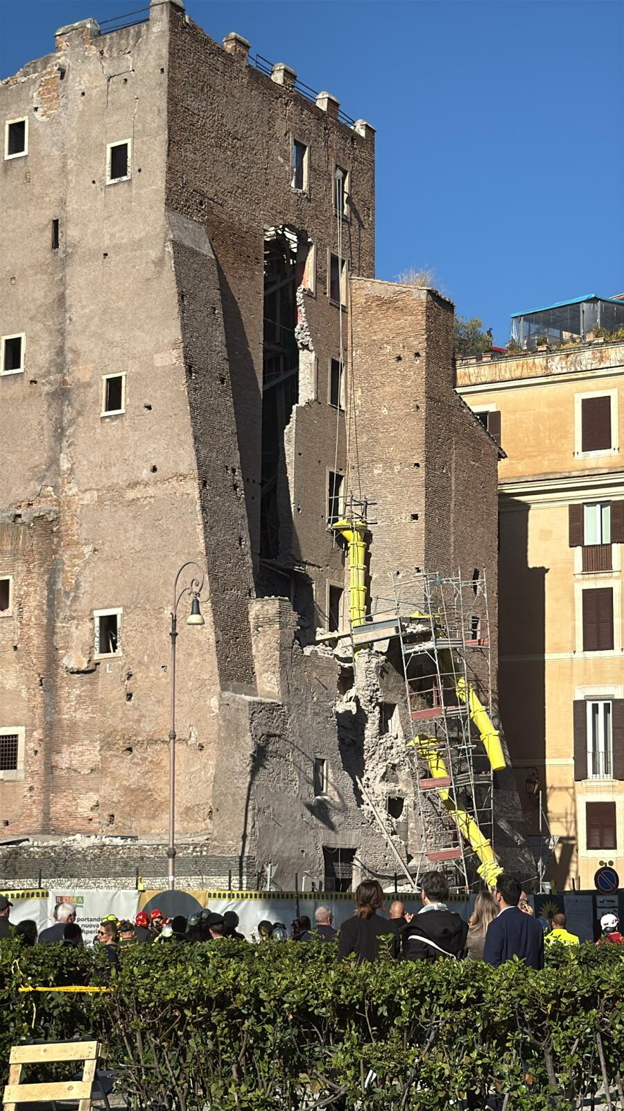 Il giorno dopo il crollo della Torre dei Conti: tra lutto e ricerca delle responsabilità
