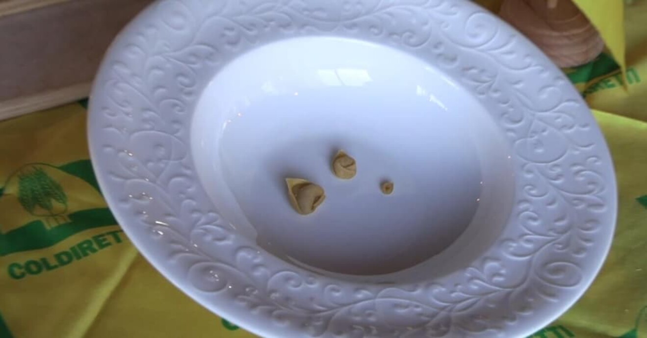 Il tortellino più piccolo del mondo. La sfida degli chef bolognesi