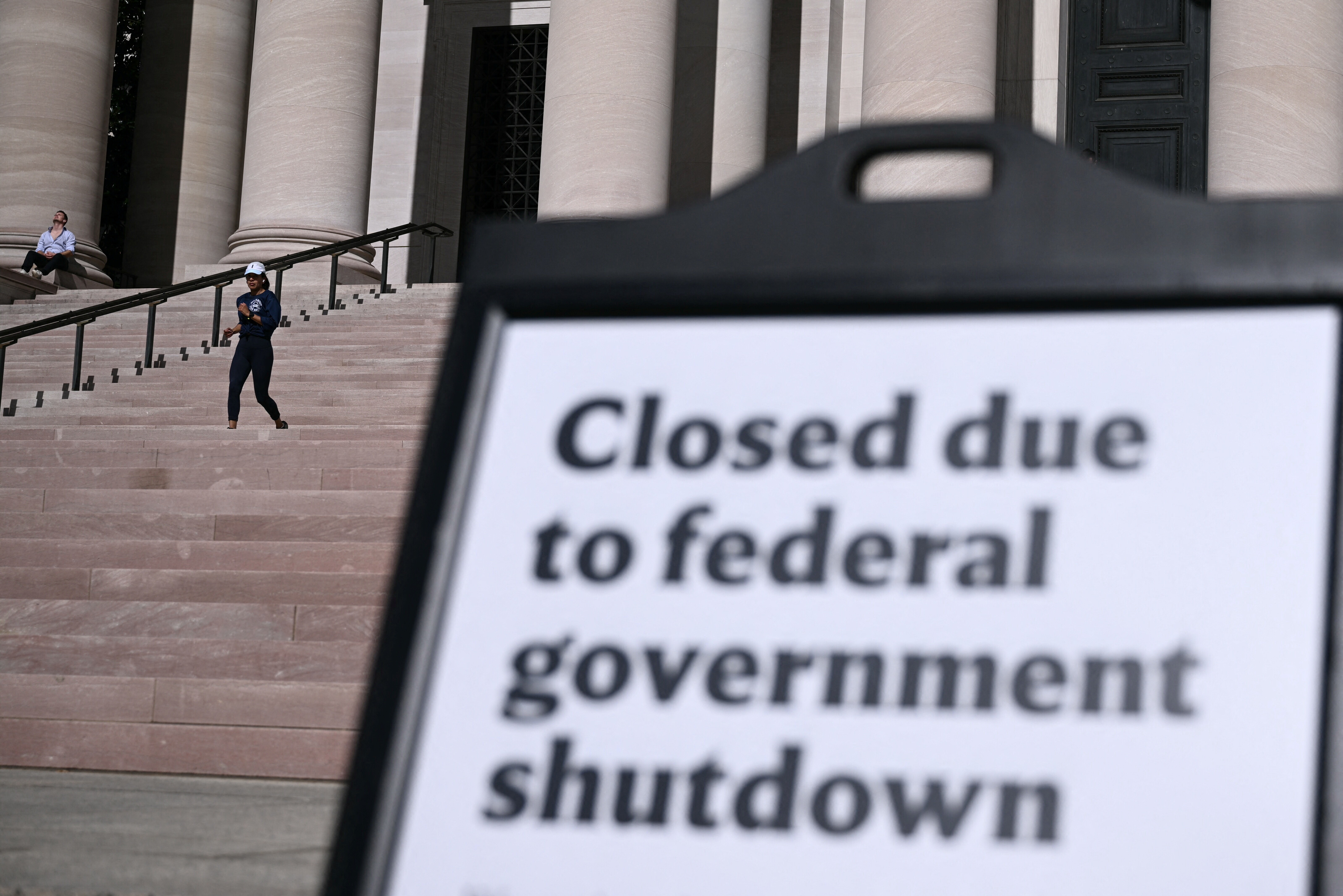 Lo shutdown 'acceca' gli analisti, la Fed torna cauta sui tagli