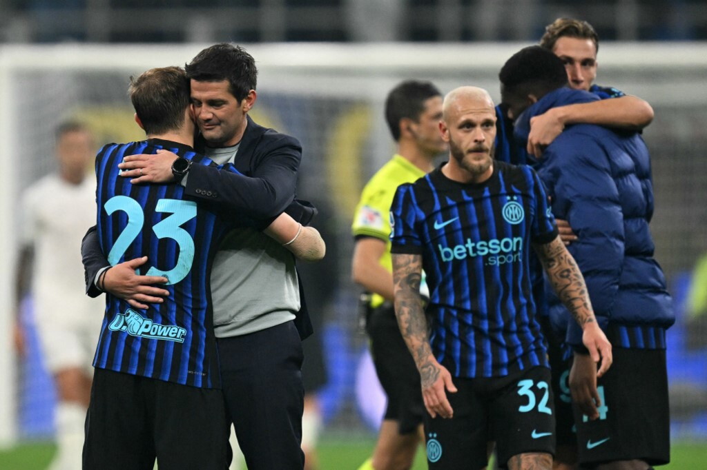 L'Inter supera la Lazio 2-0 e raggiunge la Roma al primo posto