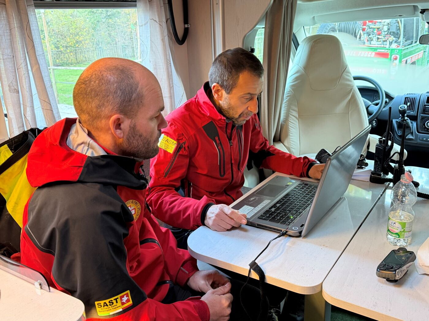 Ritrovato l’elicottero precipitato, è sul versante Aretino